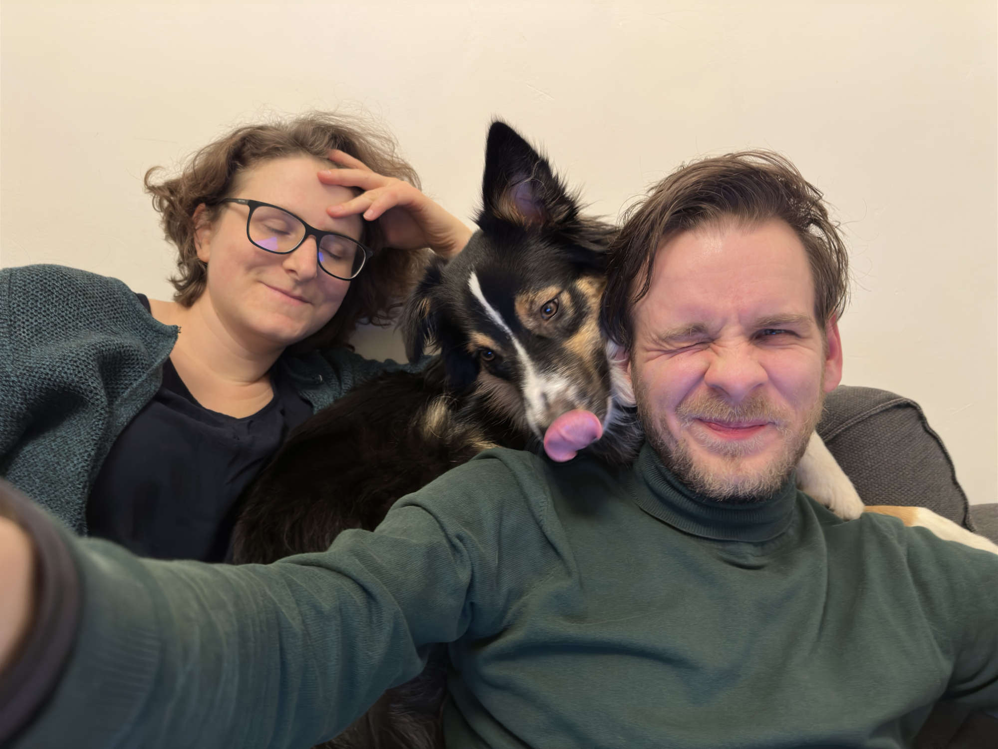 Linda und Andy, das Indie-Duo hinter Rocket Beard. Mit an Bord: unsere Schatzschnüfflerin Jolly.